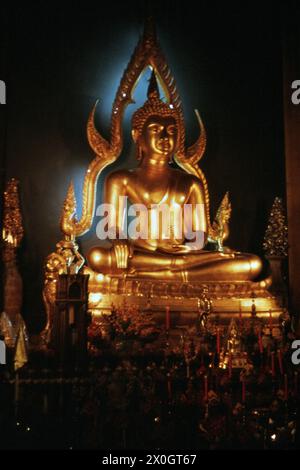 Die vergoldete Statue von Phra Phutha Chinnarat, ein Buddha-Bild in der Haltung der Unterwerfung der Mara in Bangkok. [Automatisierte Übersetzung] Stockfoto