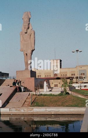 Statue von Ramses II. Vor dem Hauptbahnhof in Kairo. [Automatisierte Übersetzung] Stockfoto