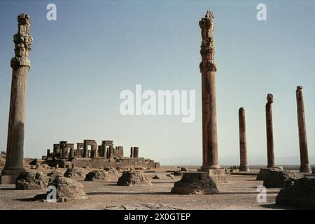 Blick über die Ruinen der Apadana-Halle zum Palast von Darius in Persepolis. [Automatisierte Übersetzung] Stockfoto