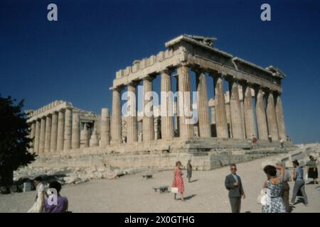 Touristen besuchen die Südseite des Parthenons der Akropolis in Athen. [Automatisierte Übersetzung] Stockfoto