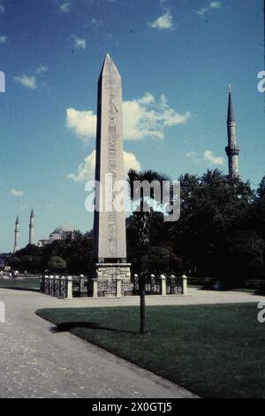 Hippodrom mit Schlangensäule und Obelisk neben der Blauen Moschee und der Aya Sofia im Hintergrund in Istanbul [automatisierte Übersetzung] Stockfoto