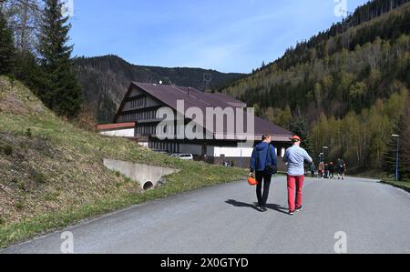 Sumperk, Tschechische Republik. April 2024. Die CEZ Power Group investiert in diesem Jahr mehr als 400 Mio. CZK in die Reparatur und Modernisierung des Pumpspeicherkraftwerks Dlouhe strane im Jeseniky-Gebirge in Nordmähren. Das Kraftwerk verfügt über zwei Francis-Turbinen mit einer Leistung von 2 mal 325 MW. Hier ist der Kraftwerksbereich mit Info-Center und Betriebsgebäude in der Nähe von Sumperk, Tschechische Republik, 12. April 2024 abgebildet. Quelle: Ludek Perina/CTK Photo/Alamy Live News Stockfoto