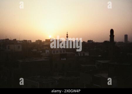 Sonnenuntergang über Kairo von der Ibn Tulun Moschee [automatisierte Übersetzung] Stockfoto