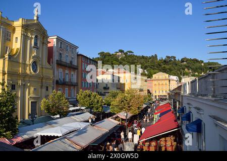 Nizza, Frankreich, 2019. Blick aus der Vogelperspektive auf den Stadtplatz und den Markt von Cours Saleya. Quelle: Vuk Valcic / Alamy Stockfoto