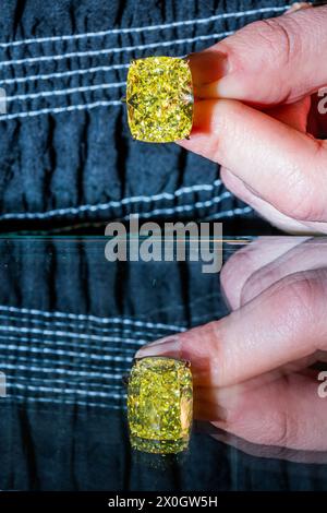 London, Großbritannien. April 2024. Wichtige Fancy Vivid Yellow, Diamant mit einem Gewicht von 27,27 Karat, Schätzung: USD 1.100.000-2.000.000 - Phillips, London, zeigt eine Auswahl an Juwelen in der Genfer Juwelenauktion: TWO, am 13. Mai im Hotel President, Genf. Guy Bell/Alamy Live News Stockfoto