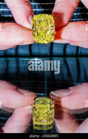 London, Großbritannien. April 2024. Wichtige Fancy Vivid Yellow, Diamant mit einem Gewicht von 27,27 Karat, Schätzung: USD 1.100.000-2.000.000 - Phillips, London, zeigt eine Auswahl an Juwelen in der Genfer Juwelenauktion: TWO, am 13. Mai im Hotel President, Genf. Guy Bell/Alamy Live News Stockfoto