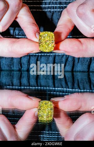 London, Großbritannien. April 2024. Wichtige Fancy Vivid Yellow, Diamant mit einem Gewicht von 27,27 Karat, Schätzung: USD 1.100.000-2.000.000 - Phillips, London, zeigt eine Auswahl an Juwelen in der Genfer Juwelenauktion: TWO, am 13. Mai im Hotel President, Genf. Guy Bell/Alamy Live News Stockfoto