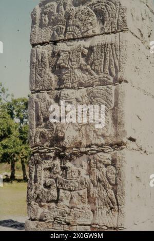 Ein Erleichterung eines Krieger-Priesters auf einer Säule des Tempels der Krieger in der ehemaligen Maya-Stadt Chichén-Itzá. [Automatisierte Übersetzung] Stockfoto