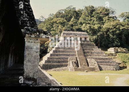 Der Tempel der Inschriftensteine und der Korridor im großen Palast in der ehemaligen Maya-Stadt Palenque. [Automatisierte Übersetzung] Stockfoto