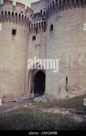 Ein Tourist sieht vor dem Eingangstor zum Fort Saint-Andre in Villeneuve-les-Avignon. [Automatisierte Übersetzung] Stockfoto