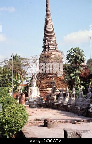 Aufgereiht sitzende Buddhastatuen auf der Nordseite von Nebenchedi in Ayuthya. [Automatisierte Übersetzung] Stockfoto