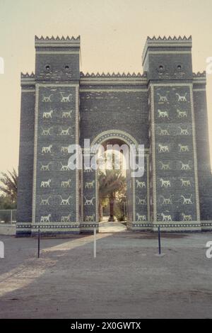 Eine Rekonstruktion des Ischar-Tors mit Verzierungen und Gemälden in Babylon. [Automatisierte Übersetzung] Stockfoto