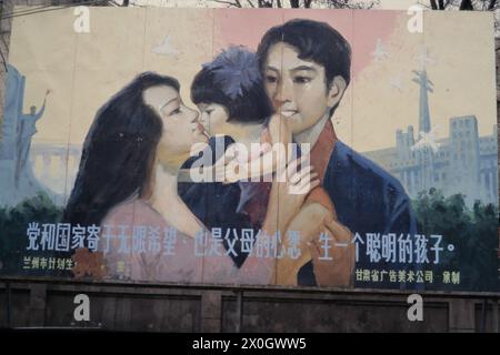 Ein Plakat wirbt die chinesische Ein-Kind-Politik in Lanzou. Stockfoto