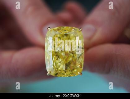 Ein bedeutender Diamant mit einem Gewicht von 27,27 Karat und einem geschätzten Wert von 1.100.000 bis 2.000.000 US-Dollar, einer der Gegenstände der bevorstehenden Genfer Jewels Auktion im Phillips Auktionshaus im Zentrum von London. Bilddatum: Freitag, 12. April 2024. Stockfoto