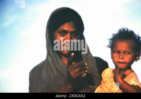 Eine Frau mit Kind am Arm in einem nubischen Dorf in Ägypten. [Automatisierte Übersetzung] Stockfoto