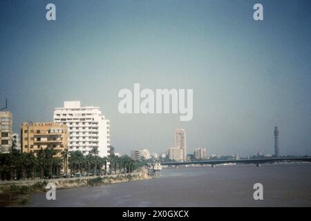 Blick von der El-Tahir-Brücke auf die am Nil gelegene Insel Gezira in Kairo. [Automatisierte Übersetzung] Stockfoto