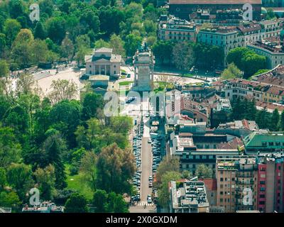 Aus der Vogelperspektive des arco della Pace. Architekt Luigi Cagnola. Triumphbogen im neoklassischen Stil. Historisches Zentrum von Mailand. Lombardei, Italien Stockfoto