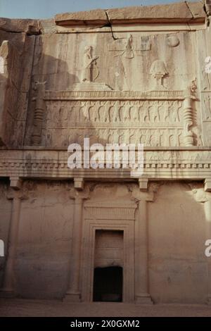 Das Grab des in eine Felswand gehauenen Königs Artaxerxes II. In Persepolis. [Automatisierte Übersetzung] Stockfoto