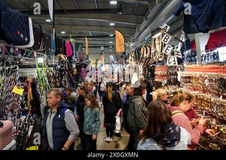 Schleswig-Holstein, Neumünster, Deutschland. 12. April 2024. Besucher spazieren durch die Nordpferd in den Holstenhallen. Die Messe für Pferde und Reitsport findet vom 12. Bis 14. April statt. Foto: Marcus Brandt/dpa/Alamy Live News Stockfoto