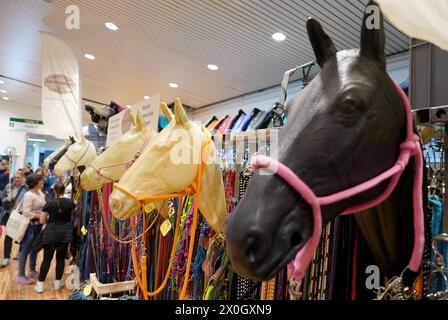 Schleswig-Holstein, Neumünster, Deutschland. 12. April 2024. Besucher spazieren durch die Nordpferd in den Holstenhallen. Die Messe für Pferde und Reitsport findet vom 12. Bis 14. April statt. Foto: Marcus Brandt/dpa/Alamy Live News Stockfoto