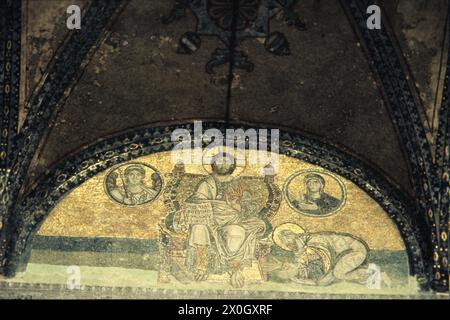 Ein Mosaik aus dem 9. Jahrhundert mit Christus, Maria, dem Erzengel Gabriel und dem knienden Kaiser Basileios I. oder Leo VI. Über dem zentralen Portal der Aya Sofia. [Automatisierte Übersetzung] Stockfoto