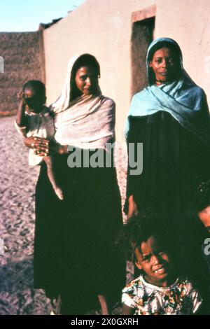Zwei Kopftuch, die Mütter mit Kindern in einem nubischen Dorf in Ägypten tragen. [Automatisierte Übersetzung] Stockfoto