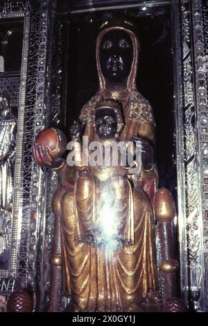 Eine romanische Statue der Jungfrau Maria aus dem 12. Jahrhundert (Mare de Deu de Montserrat) in der Kirche Santa Maria de Montserrat bei Barcelona. [Automatisierte Übersetzung] Stockfoto