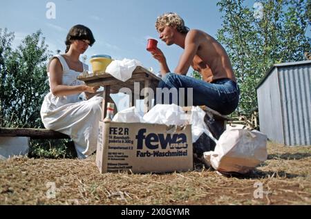 Junge Paare frühstücken auf einem Zeltplatz in der Nähe von Dubrovnik in Kroatien. [Automatisierte Übersetzung] Stockfoto