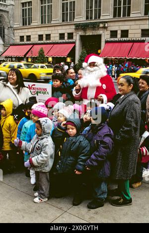 Santa Claus auf der 5th Avenue mit Schulkindern in Midtown [automatisierte Übersetzung] Stockfoto