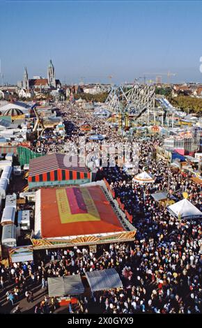 Blick vom Riesenrad auf die Wiesn. Im Hintergrund sieht man die Paulskirche. [Automatisierte Übersetzung] Stockfoto