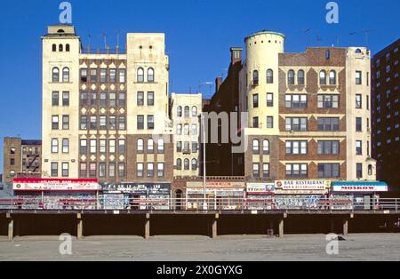 Blick auf die Haufront und den Coney Island Broadwalk in Brightoin Beach in New York am Atlantischen Ozean. [Automatisierte Übersetzung] Stockfoto