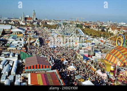 Blick vom Riesenrad auf die Wiesn. Im Hintergrund sieht man die Paulskirche. [Automatisierte Übersetzung] Stockfoto