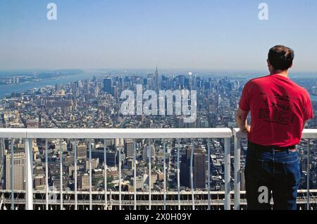 Ein Tourist blickt vom World Trade Center in Richtung Midtown Manhattan mit Empire State Building [automatisierte Übersetzung] Stockfoto