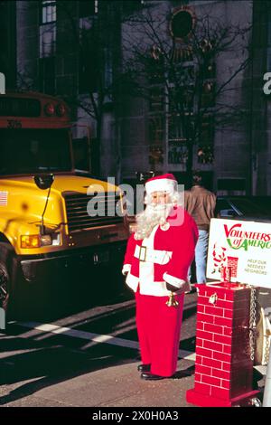 Santa Claus auf der 5th Avenue in Midtown [automatisierte Übersetzung] Stockfoto