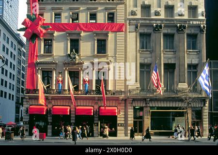 Christmassy dekorierte Cartier an der 5th Avenue in Midtown Manhattan in New York. [Automatisierte Übersetzung] Stockfoto