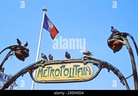 Schild zur U-Bahn-Station, Metropolitain, Paris, Frankreich [automatisierte Übersetzung] Stockfoto