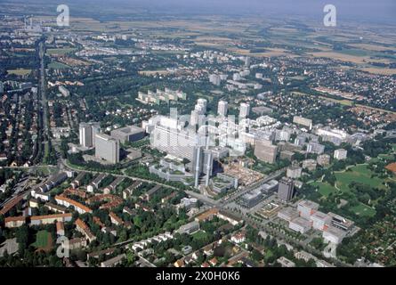 Flug über den Mittleren Ring in München in der Nähe des Hochhauses der ehemaligen Hypobank [automatisierte Übersetzung] Stockfoto