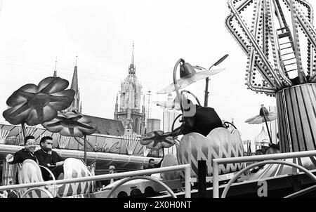 Besucher während einer Fahrt auf dem Messegelände. Die katholische Kirche St. Paul ist im Hintergrund zu sehen. [Automatisierte Übersetzung] Stockfoto