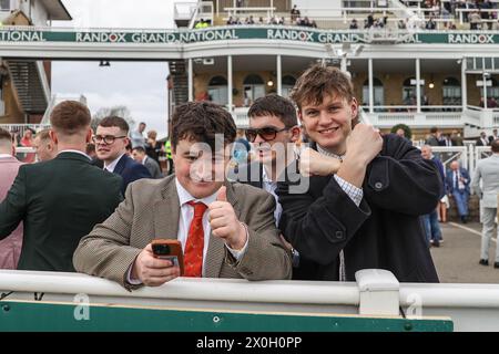 Rennfahrer genießen die Atmosphäre während des Randox Grand National 2024 Ladies Day auf der Aintree Racecourse, Liverpool, Großbritannien, 12. April 2024 (Foto: Mark Cosgrove/News Images) Stockfoto