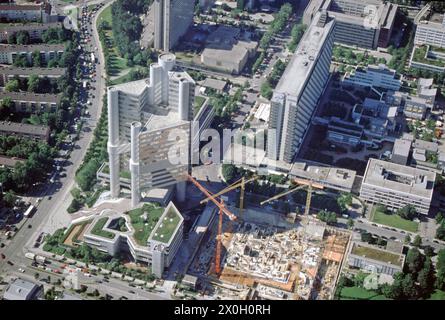 Flug über den Mittleren Ring in München in der Nähe des Hochhauses der ehemaligen Hypobank [automatisierte Übersetzung] Stockfoto