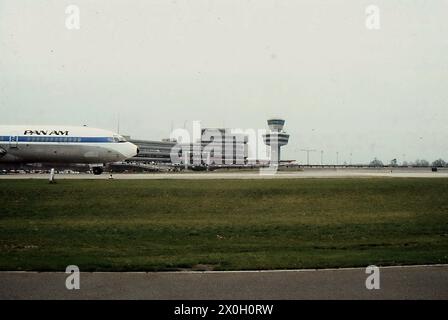 Der Berliner Flughafen Tegel „Otto Lilienthal“ in Berlin. Links im Bild befindet sich ein Flugzeug der Fluggesellschaft Pan am (Pan American World Airways) auf der Landebahn und in der Mitte des Bildes ein Kontrollturm. Stockfoto