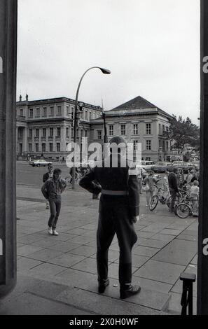 Soldat der DDR vor der Neuen Wache (neue Pförtnerloge) Unter den Linden in Berlin. Stockfoto