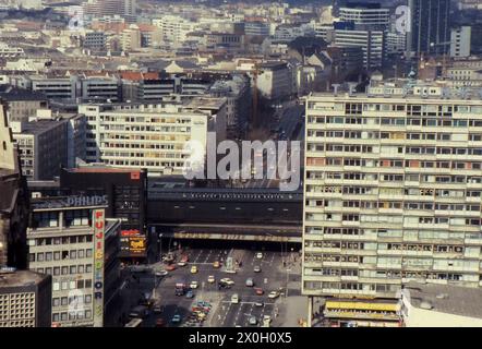 Blick auf Berlin. In der Bildmitte befindet sich der Bahnhof Zoologischer Garten Berlin. Stockfoto