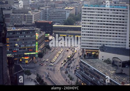 Blick auf Berlin. In der Bildmitte befindet sich der Bahnhof Zoologischer Garten Berlin. Stockfoto