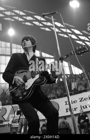 Der Gitarrist Keith Richards beim ersten Konzert der Rockband Rolling Stones in Deutschland in der Halle Münsterland in Münster. Stockfoto