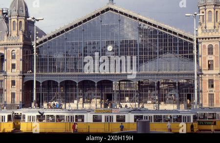 Straßenbahn und Westbahnhof 'Budapest Nyugati palyaudvar' in Budapest. Stockfoto