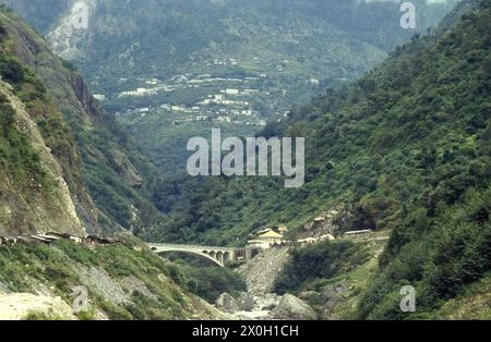 Brücke an der Grenze zwischen Nepal und Tibet. Oben in den Bergen Zhangmu ist die erste tibetische Stadt zu sehen. Stockfoto