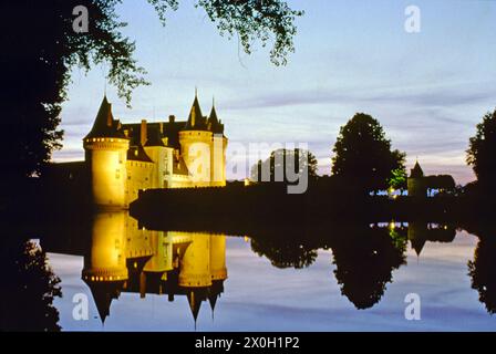 Chateau Sully-sur-Loire by Night, Loiret, Center, Frankreich [automatisierte Übersetzung] Stockfoto