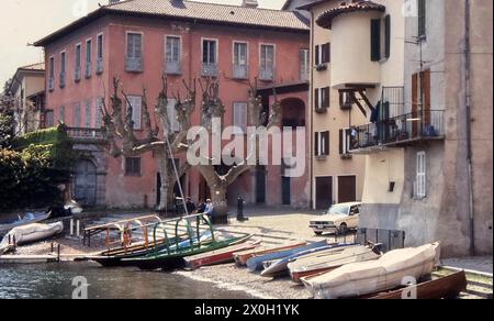 Boote am Ufer des Comer Sees in Italien. Stockfoto