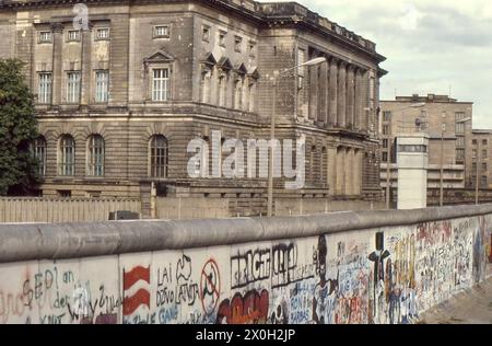 Die Berliner Mauer in Berlin-Mitte. Links im Hintergrund ist ein Haus und ein Wachturm (undatiertes Bild). Stockfoto